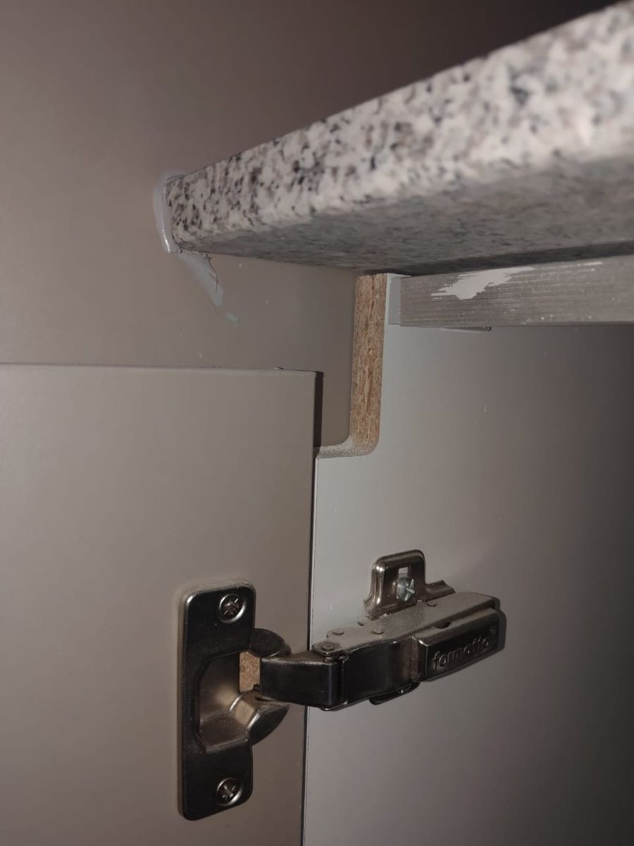 Mueble de cocina bajo la cubierta con el canto de aglomerado a la vista, sin tapacanto