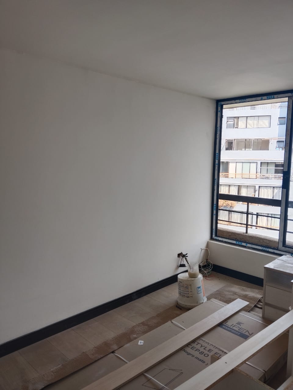 Dormitorio antes, con muro blanco liso
