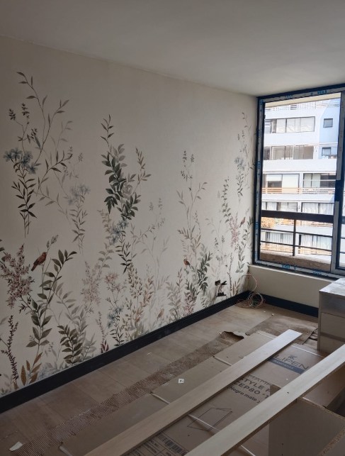 Dormitorio después, con papel mural botánico floral instalado