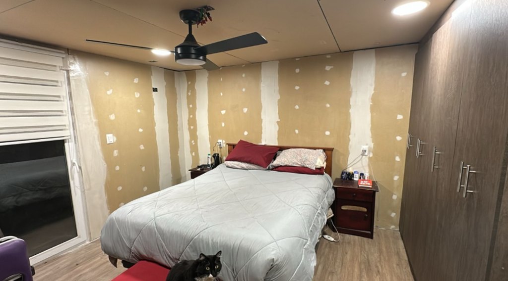 Dormitorio antes, con los muros descubiertos