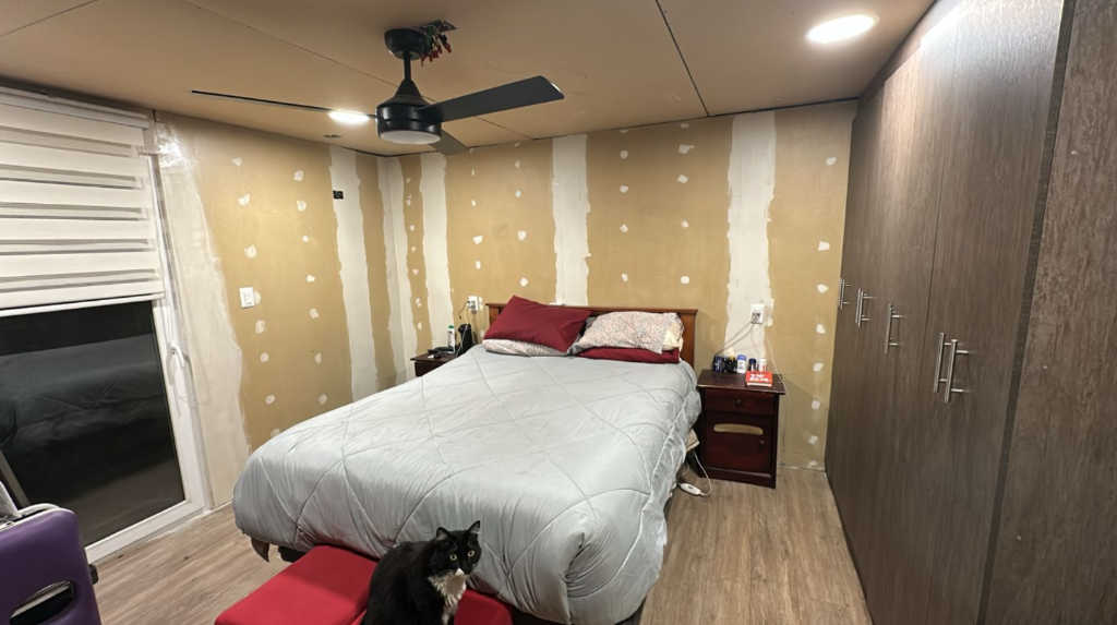 Dormitorio antes, muros descubiertos