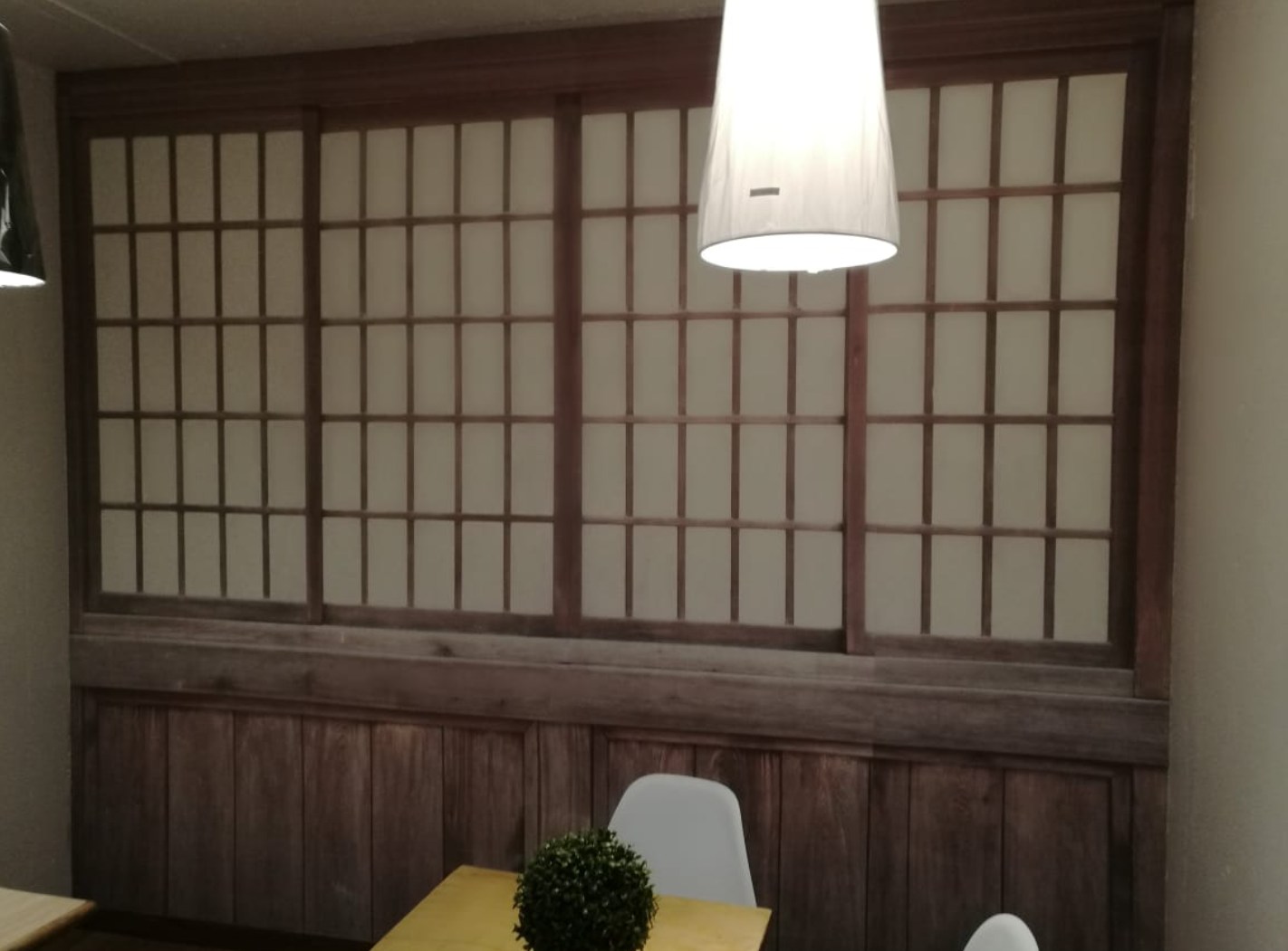 Revestimiento de madera con celosías estilo japonés realizado por DECORATIO